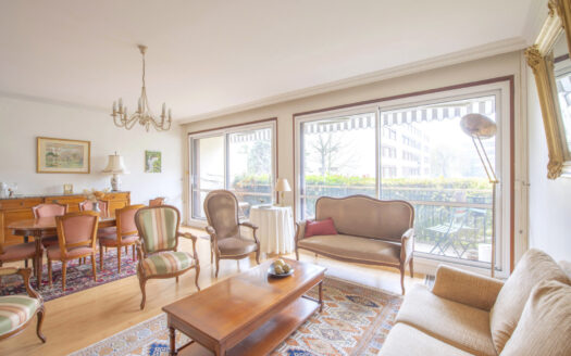 APPARTEMENT LUMINEUX 5 PIECES 3 CHAMBRES PARKING EXCELLENT EMPLACEMENT