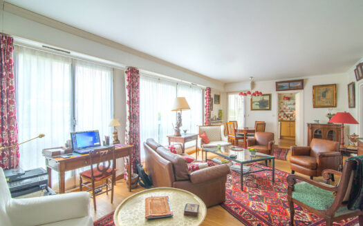LA PEPITE ! SUPERBE APPARTEMENT PLEIN CENTRE, TRES CALME, DANS LA VERDURE