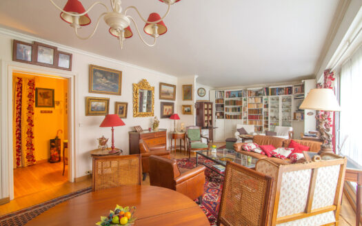 LA PEPITE ! SUPERBE APPARTEMENT PLEIN CENTRE, TRES CALME, DANS LA VERDURE
