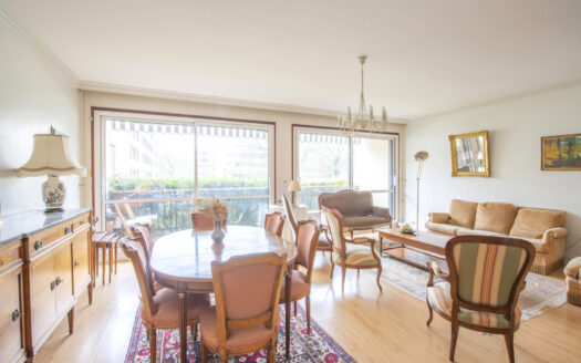 APPARTEMENT LUMINEUX 5 PIECES 3 CHAMBRES PARKING EXCELLENT EMPLACEMENT