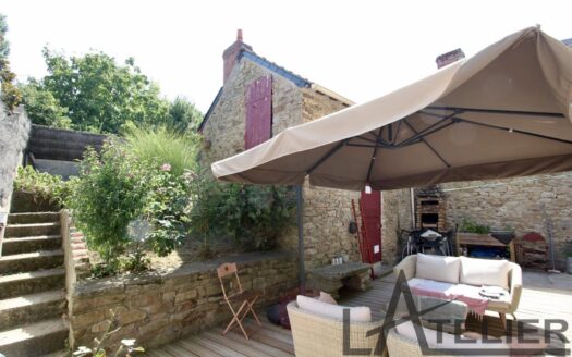 Maison familiale plein bourg, pierres apparentes, 4 chambres, grande terrasse, garage et dépendance
