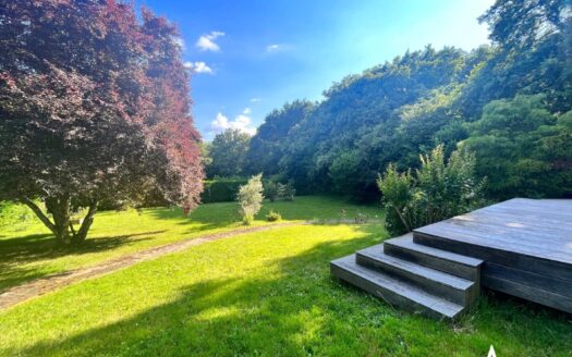 Maison lumineuse, 5ch., bureau, dans un cadre verdoyant à 5mn de toutes les commodités