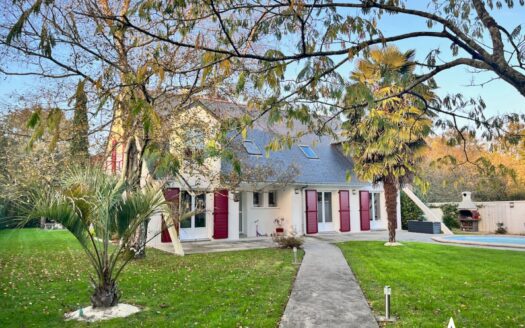 A 30mn de Nantes, espace et confort, piscine, double garage