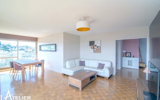 Appartement Lumineux avec Vue Dégagée sur Paris