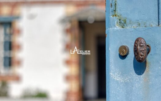 Les volets et les mots bleus