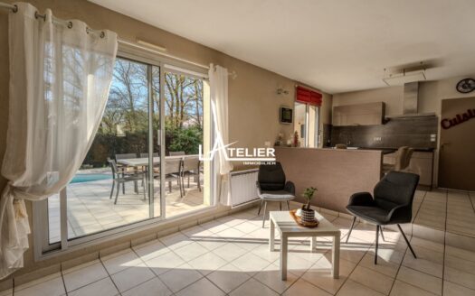 Grande pièce de vie, lumière et intimité, double garage