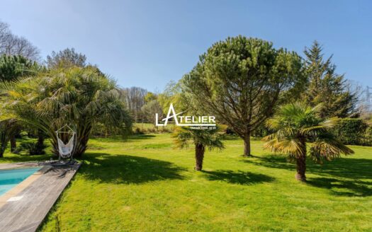 Villa de standing avec jardin luxuriant, intimité préservée