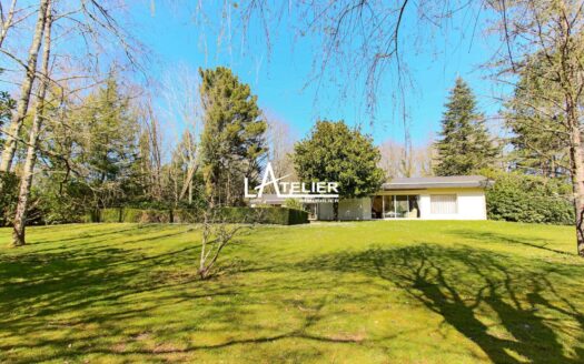 Propriété au magnifique parc arboré, triple garage, piscine