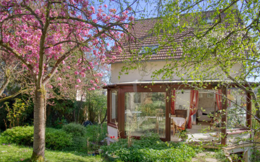 Grande maison familiale sur un beau et grand jardin paysager