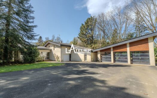 Propriété au magnifique parc arboré, triple garage, piscine