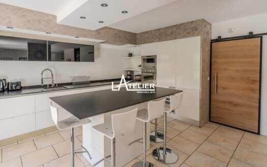 Villa de standing avec jardin luxuriant, intimité préservée