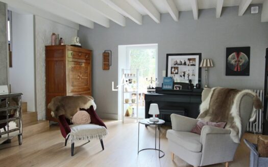Authentique et moderne – Maison en pierres citadine