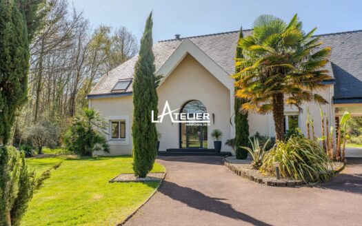 Villa de standing avec jardin luxuriant, intimité préservée