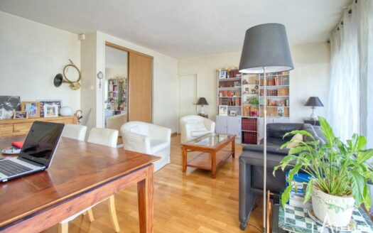APPARTEMENT AVEC DE BEAUX VOLUMES AUX PORTES DE PARIS