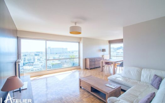 Appartement Lumineux avec Vue Dégagée sur Paris