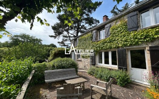 Longère en pierre avec jardin arboré, beaux volumes