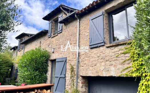 Authentique et moderne – Maison en pierres citadine