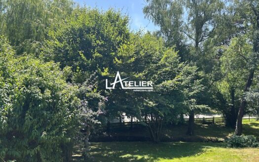 Longère en pierre avec jardin arboré, beaux volumes