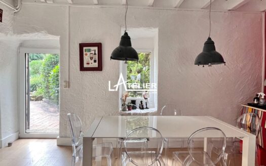 Authentique et moderne – Maison en pierres citadine