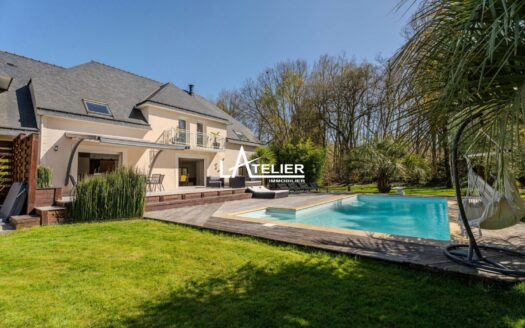 Villa de standing avec jardin luxuriant, intimité préservée