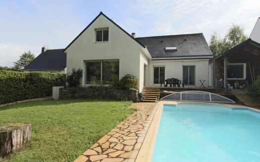 Grande familiale, bord de la vallée du Cens, piscine