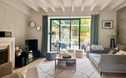 Maison en pierres citadine et familiale, charme et confort
