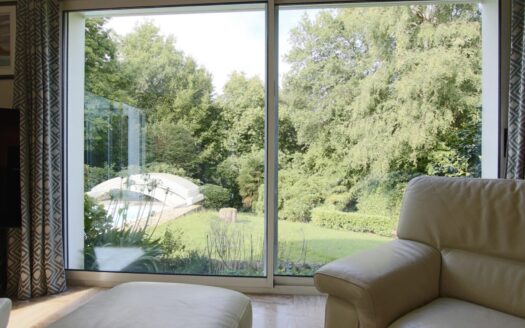 Grande familiale, bourg et bord de la vallée du Cens, piscine